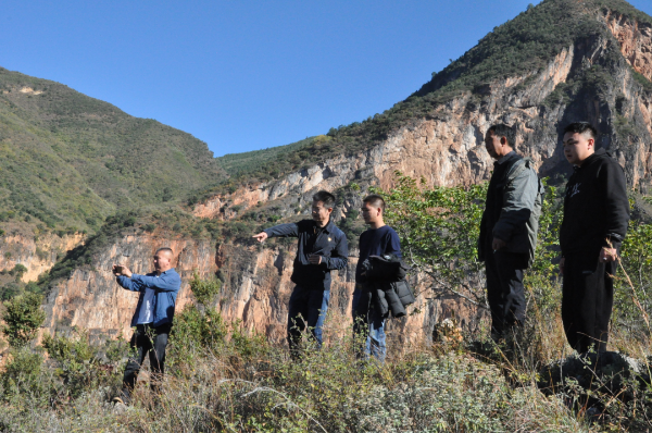 马东山同志到卢家坪村走访调研 马东山同志到卢家坪村走访调研